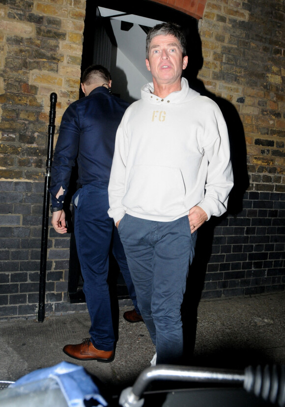 Noel Gallagher et sa femme Sara MacDonald aperçus devant l'hôtel-restaurant 3The Chiltern Firehouse" à Londres, le 17 septembre 2021. 