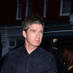 Noel Gallagher va dîner au Chiltern Firehouse avec sa femme Sara McDonald à Londres le 21 mai 2021. 