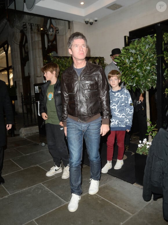 Noel Gallagher sort du restaurant Scotts à Londres après le repas d'anniversaire de ses 49 ans le 22 octobre 2020.