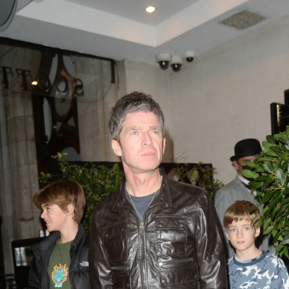 Noel Gallagher sort du restaurant Scotts à Londres après le repas d'anniversaire de ses 49 ans le 22 octobre 2020.