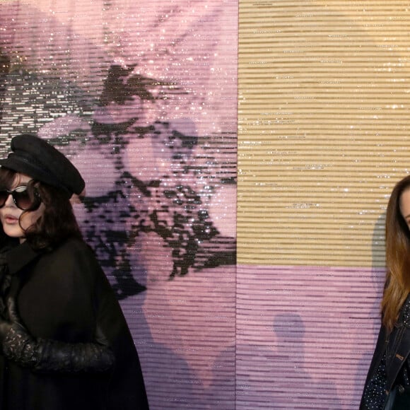 Isabelle Adjani et Camille Cottin - Photocall au défilé de mode Haute-Couture Christian Dior au musée Rodin lors de la Fashion Week Printemps-été 2023 de Paris, France, le 23 janvier 2023. © Bertrand Rindoff Petroff/Bestimage 