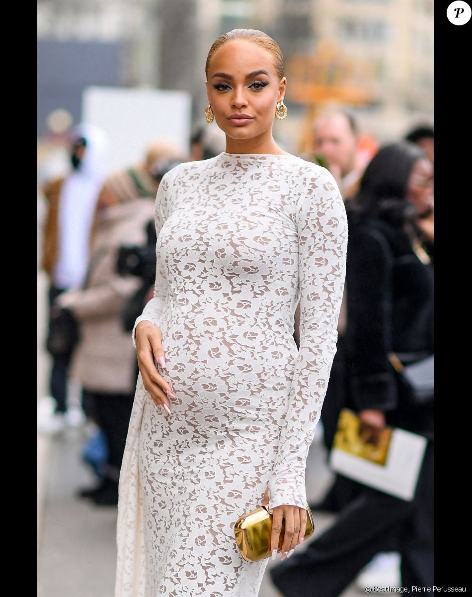 Exclusif - Alicia Aylies, enceinte, (Miss France 2017) - Sorties du défilé de mode Haute-Couture Stéphane Rolland au Théâtre National de Chaillot lors de la Fashion Week Printemps-été 2023 de Paris, France, le 24 janvier 2023. © Pierre Perusseau/Bestimage