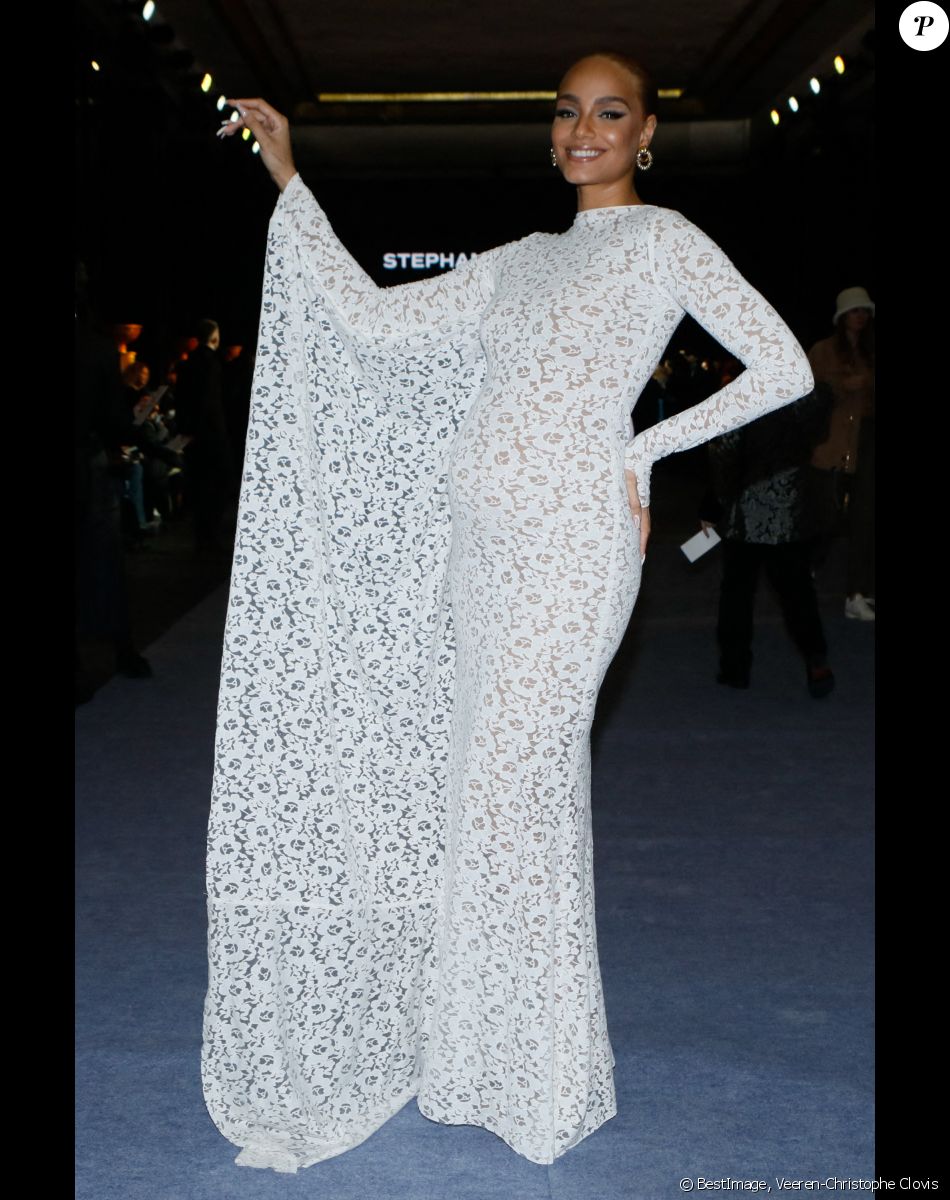 Alicia Aylies (enceinte) (Miss France 2017) - People au défilé de mode Haute-Couture "Stéphane Rolland" au Théâtre de Chaillot lors de la fashion week à Paris. Le 24 janvier 2023 © Veeren-Christophe Clovis / Bestimage