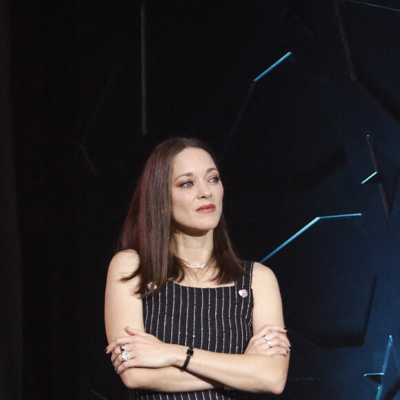 Marion Cotillard - J.Gray reçoit des mains de M.Cotillard l'étoile d'or à l'occasion de l'hommage qui lui est rendu lors du 19ème Festival International du Film de Marrakech le 12 novembre 2022. Soirée en hommage au réalisateur américain J.Gray. © Denis Guignebourg / Bestimage 