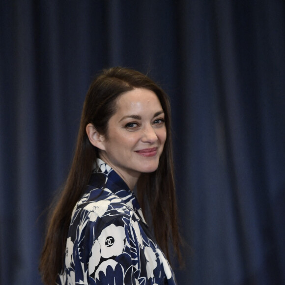 Marion Cotillard lors de la présentation de la pièce "Jeanne d'Arc au bûcher" au théâtre Royal à Madrid le 1er juin 2022. Les responsables du Théâtre Royal de Madrid ont décidé de confier à Marion Cotillard le rôle principal de Jeanne d'Arc au bûcher, l'oratorio d'Arthur Honegger, qui sera donné au mois de juin 2022. L'actrice oscarisée, appelée en remplacement d'une comédienne espagnole, connaît bien ce rôle qu'elle a déjà endossé en 2005, 2012 et 2015. 