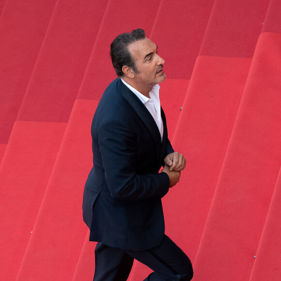 Jean Dujardin - Montée des marches du film " L'Innocent " lors du 75ème Festival International du Film de Cannes. Le 24 mai 2022 © Pool/ Bestimage