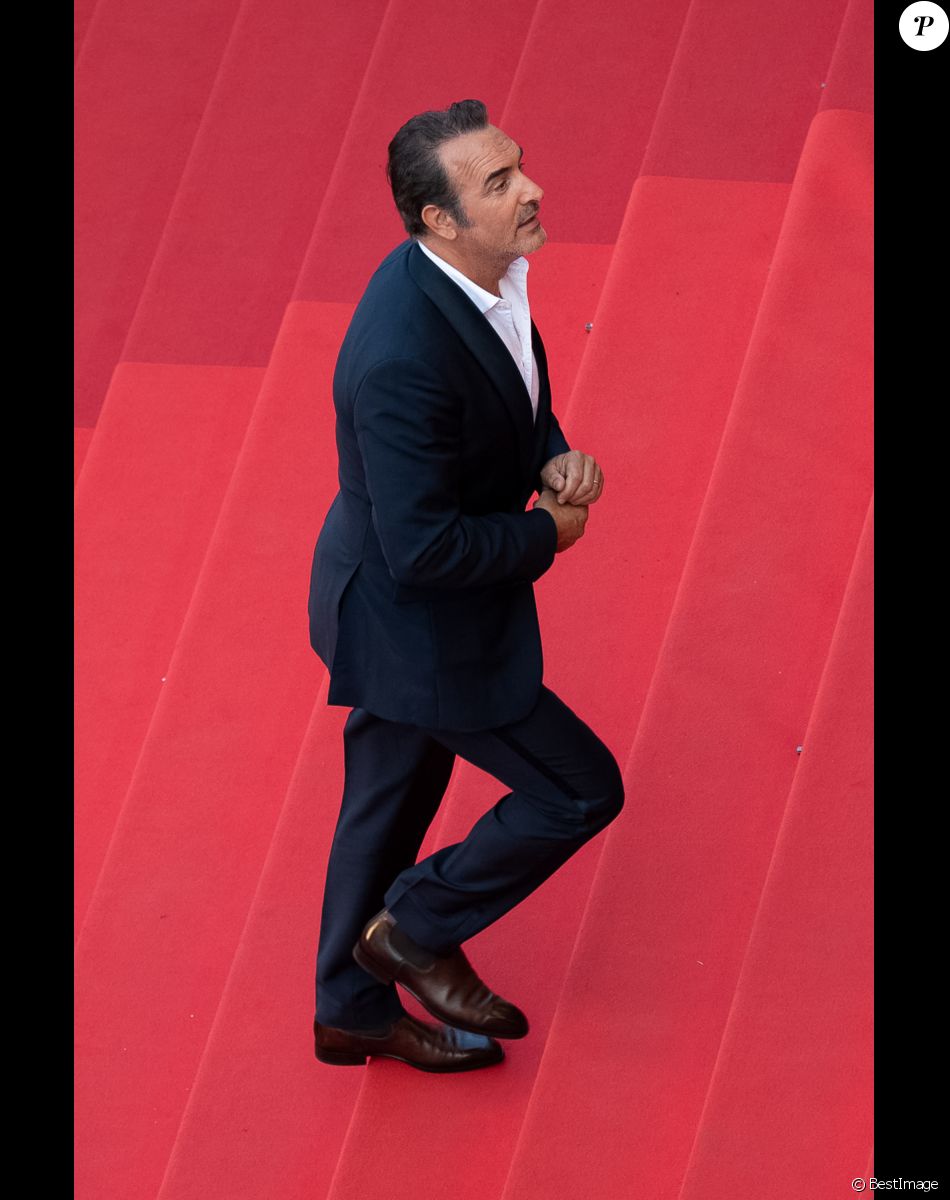 Jean Dujardin - Montée des marches du film " L'Innocent " lors du 75ème Festival International du Film de Cannes. Le 24 mai 2022 © Pool/ Bestimage