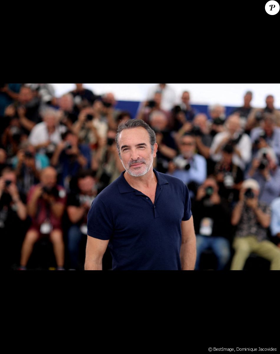 Jean Dujardin au photocall du film "Novembre" lors du 75ème Festival International du Film de Cannes, France, le 23 mai 2022. © Dominique Jacovides/Bestimage