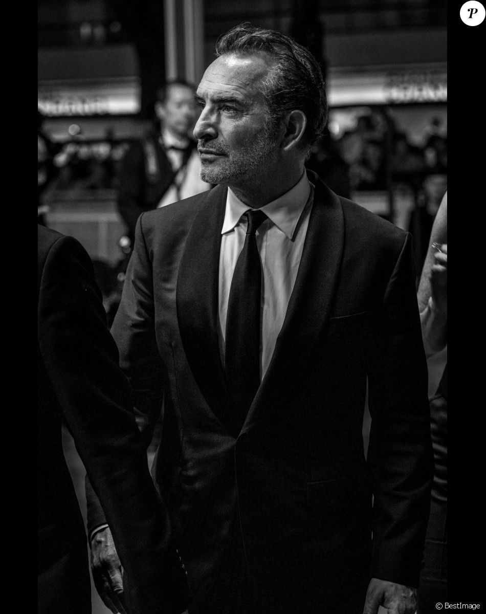 Exclusif - Jean Dujardin - Arrivées à la montée des marches du film "Novembre" lors du 75ème Festival International du Film de Cannes. Le 22 mai 2022 © Unique Agency / Bestimage