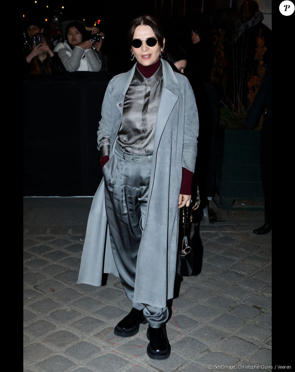 Juliette Binoche - People au défilé Armani Privé Collection Haute Couture Printemps/Eté 2023" lors de la Fashion Week de Paris (PFW) à la Garde Républicaine le 24 janvier 2023. © Christophe Clovis / Veeren / Bestimage