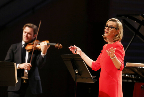 Exclusif - Renaud Capucon et Laurence Ferrari sur la scène de la salle Pleyel pour un Concert en Famille, à Paris, le 15 décembre 2012.