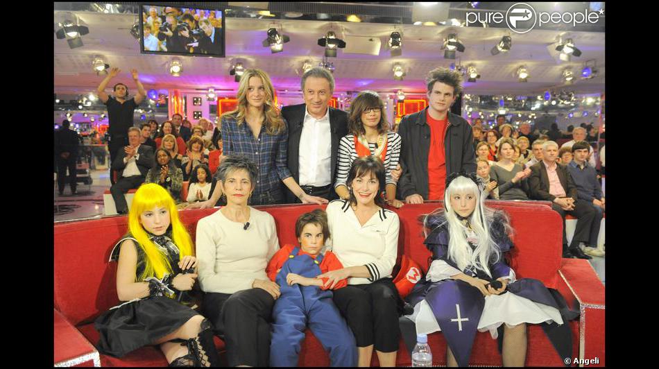 Lio, entourée de six enfants, sa mère Lena et Michel ...