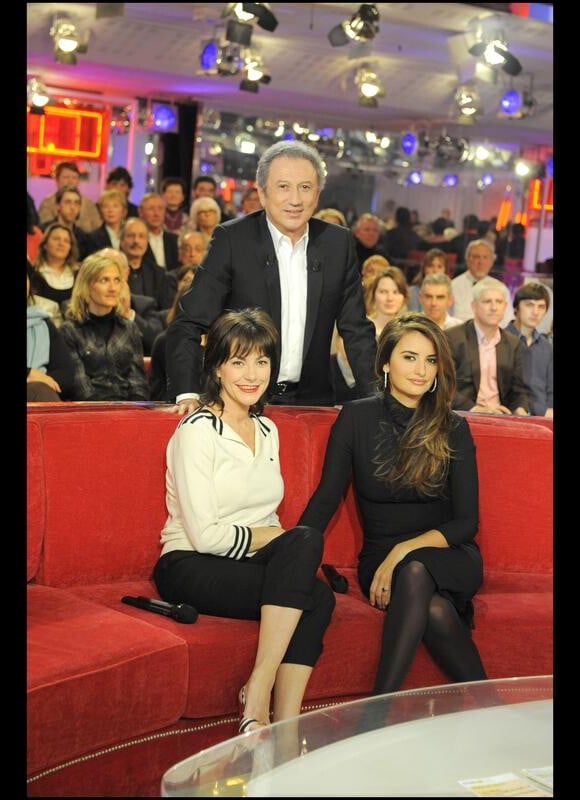 Lio, Penélope Cruz et Michel Drucker sur le fameux canapé rouge (17 février 2010)