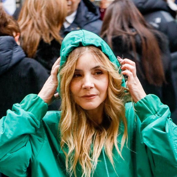 Clotilde Courau - Arrivées au défilé de mode Haute-Couture Elie Saab au Carreau du Temple lors de la Fashion Week Printemps-été 2023 de Paris, France, le 25 janvier 2023. © Christophe Clovis/Bestimage 