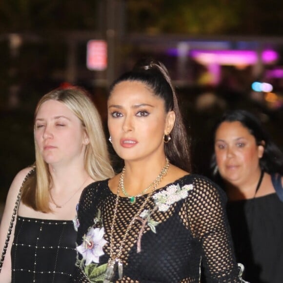 Salma Hayek se rend à la première du film "Magic Mike's Last Dance" à South Beach, en Floride, le 25 janvier 2023.