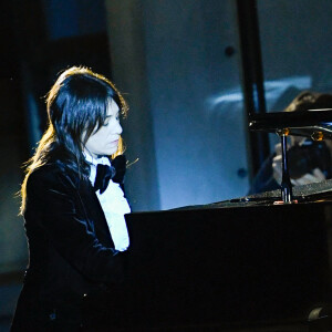 Charlotte Gainsbourg accompagne le défilé Saint Laurent Homme Prêt-à-Porter Automne/Hiver 2023-2024 au piano le 17 janvier 2023.