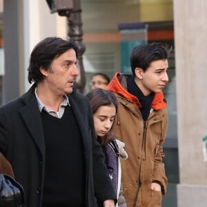 Yvan Attal, sa mere, sa fille Alice et son fils Ben - Obsèques de Kate Barry en l'église Saint-Roch à Paris. Le 19 décembre 2013.