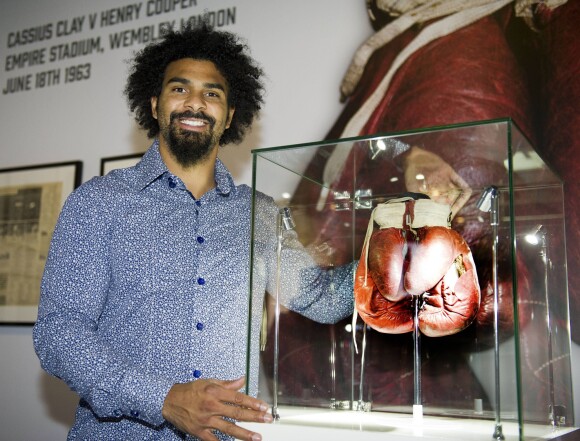 Le boxeur David Haye visite l'exposition consacrée à Mohamed Ali à l'O2 Arena à Londres le 3 mars 2016.