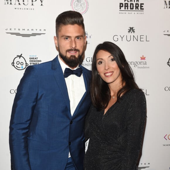 Olivier Giroud et sa femme Jennifer, enceinte - Les célébrités posent lors du photocall de la soirée Global Gift à Londres le 18 novembre 2017.