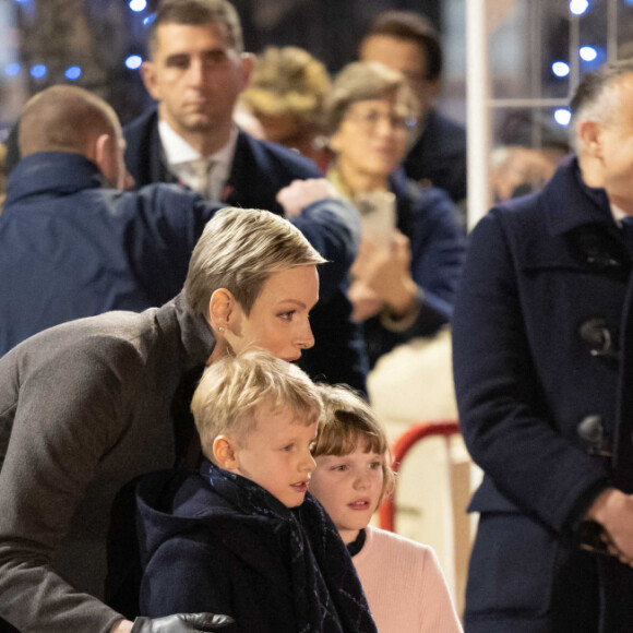 La princesse Charlène de Monaco avec ses enfants la princesse Gabriella de Monaco, comtesse de Carladès, et le prince Jacques de Monaco, marquis des Baux, Mélanie-Antoinette de Massy - La famille princière de Monaco participe à l'embrasement de la barque lors des célébrations de la Sainte-Dévote sur le quai Albert 1er à Monaco le 26 janvier 2023. © Claudia Albuquerque / Bestimage