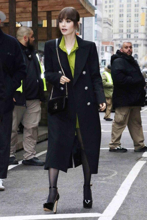 Lily Collins se promène à New York, le 15 décembre 2022.