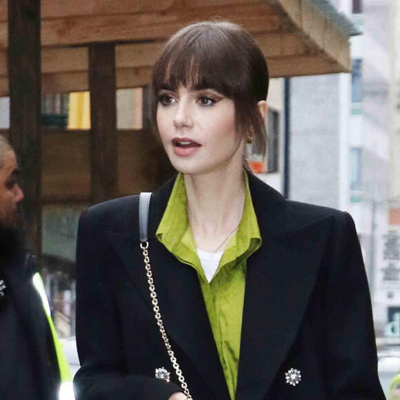 Lily Collins se promène à New York, le 15 décembre 2022.