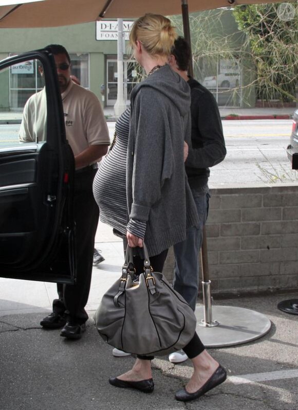 Jenna, très enceinte, et son époux Bohdi, vont déjeuner à Los Angeles. 18/02/2010