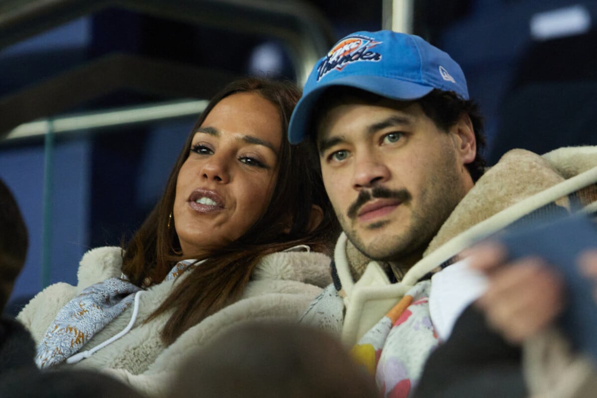 Photo : Alice Belaïdi et un ami - People en tribunes du match de Ligue 1  Uber Eats 