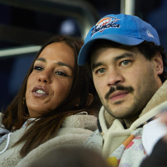 Alice Belaïdi et un ami - People en tribunes du match de Ligue 1 Uber Eats "PSG contre Reims" (1-1) au Parc des Princes à Paris le 29 janvier 2023.