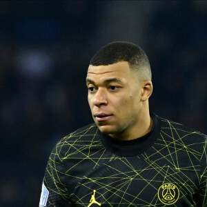 Attitude de Kylian MBAPPE ( 7 - PSG ) - Match de Ligue 1 Uber Eats "PSG - Reims (1-1)" au Parc des Princes, le 29 janvier 2023. A l'occasion du Nouvel An chinois, les joueurs portent un maillot avec leurs noms floqués en mandarin.