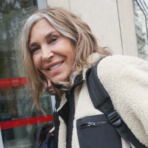 Exclusif - Zazie à la sortie des studios de radio RTL à Paris. Le 1er décembre 2022 © Jonathan Rebboah / Panoramic / Bestimage 