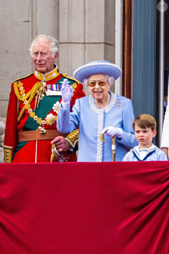 Les membres de la famille royale saluent la foule depuis le balcon du Palais de Buckingham, lors de la parade militaire "Trooping the Colour" dans le cadre de la célébration du jubilé de platine (70 ans de règne) de la reine Elizabeth II à Londres, le 2 juin 2022.