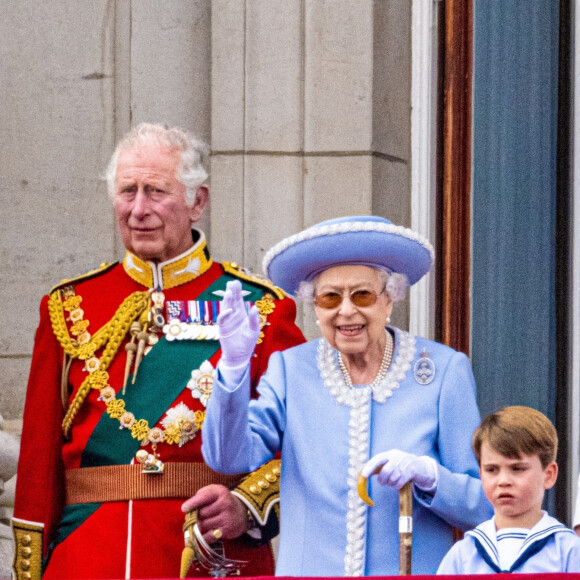 Les membres de la famille royale saluent la foule depuis le balcon du Palais de Buckingham, lors de la parade militaire "Trooping the Colour" dans le cadre de la célébration du jubilé de platine (70 ans de règne) de la reine Elizabeth II à Londres, le 2 juin 2022.