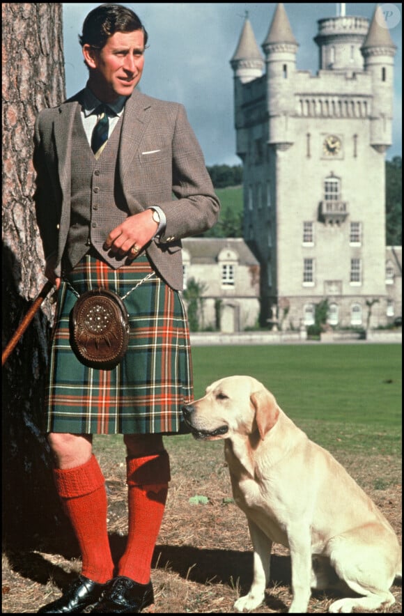 Le prince Charles en 1978 avec son chien à Balmoral