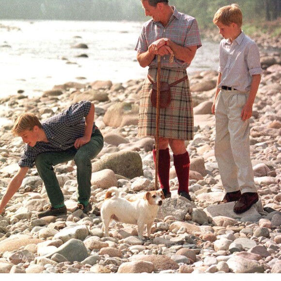 Le prince Charles avec William et Harry à Balmoral en Écosse, pour leurs vacances