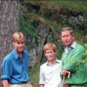 Le prince Charles avec William et Harry à Balmoral en Écosse, pour leurs vacances