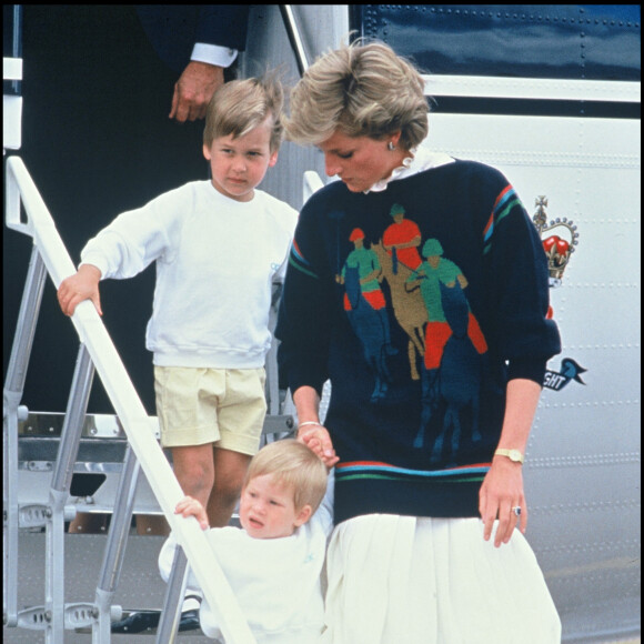 Lady Diana avec William et Harry arrivent à Balmoral en Écosse, pour leurs vacances