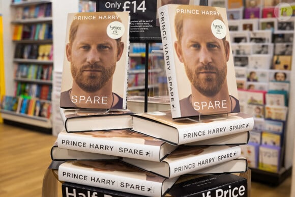 Illustrations de la mise en place pour la sortie du livre du prince Harry "Spare" (Le Suppléant) dans une librairie de Twickenham à Londres le 10 janvier 2023. 