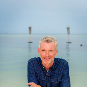 Portrait officiel de Denis Brogniart pour "Koh-Lanta, le Feu sacré". ©A.ISSOCK/ALP/TF1