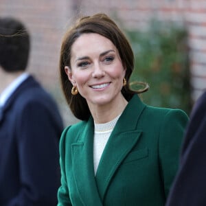 Catherine (Kate) Middleton, princesse de Galles, sort de l'Université de Leeds, West Yorkshire, Royaume-Uni, le 31 janvier 2023, après avoir rencontré les étudiants du programme d'études sur l'enfance qui se concentre sur une approche large du développement de la petite enfance, lors de sa visite à la ville pour le lancement de la campagne Shaping Us pour sensibiliser à l'importance unique de la petite enfance. 