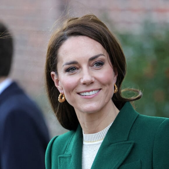 Catherine (Kate) Middleton, princesse de Galles, sort de l'Université de Leeds, West Yorkshire, Royaume-Uni, le 31 janvier 2023, après avoir rencontré les étudiants du programme d'études sur l'enfance qui se concentre sur une approche large du développement de la petite enfance, lors de sa visite à la ville pour le lancement de la campagne Shaping Us pour sensibiliser à l'importance unique de la petite enfance. 