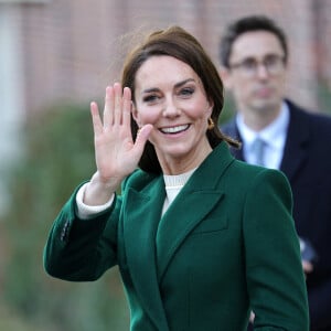 Catherine (Kate) Middleton, princesse de Galles, sort de l'Université de Leeds, West Yorkshire, Royaume-Uni, le 31 janvier 2023, après avoir rencontré les étudiants du programme d'études sur l'enfance qui se concentre sur une approche large du développement de la petite enfance, lors de sa visite à la ville pour le lancement de la campagne Shaping Us pour sensibiliser à l'importance unique de la petite enfance. 