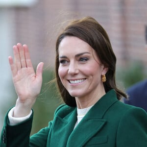 Catherine (Kate) Middleton, princesse de Galles, sort de l'Université de Leeds, West Yorkshire, Royaume-Uni, le 31 janvier 2023, après avoir rencontré les étudiants du programme d'études sur l'enfance qui se concentre sur une approche large du développement de la petite enfance, lors de sa visite à la ville pour le lancement de la campagne Shaping Us pour sensibiliser à l'importance unique de la petite enfance. 