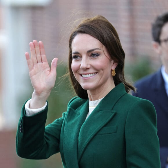 Catherine (Kate) Middleton, princesse de Galles, sort de l'Université de Leeds, West Yorkshire, Royaume-Uni, le 31 janvier 2023, après avoir rencontré les étudiants du programme d'études sur l'enfance qui se concentre sur une approche large du développement de la petite enfance, lors de sa visite à la ville pour le lancement de la campagne Shaping Us pour sensibiliser à l'importance unique de la petite enfance. 