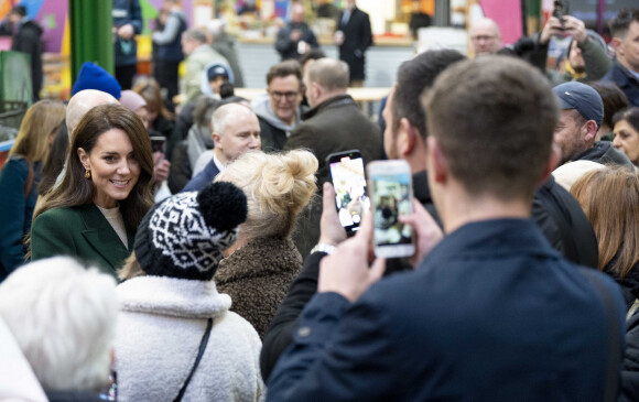 Catherine (Kate) Middleton, princesse de Galles, arrive au complexe de marché Kirkgate sur Vicar Lane à Leeds, West Yorkshire, Royaume Uni, le 31 janvier 2023, où elle rencontre des vendeurs et des membres du public pour le lancement de la campagne Shaping Us qui sensibilise à l'importance unique de la petite enfance. 