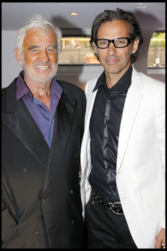 Paul Belmondo et son père Jean-Paul lors de l'anniversaire de Johnny Hallyday à Paris en 2010
