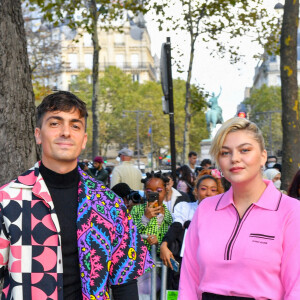 Louane Emera et son compagnon Florian Rossi arrivent au défilé de mode Miu Miu lors de la Fashion Week printemps/été 2022 à Paris, France, le 5 octobre 2021. © Veeren Ramsamy-Christophe Clovis/Bestimage 