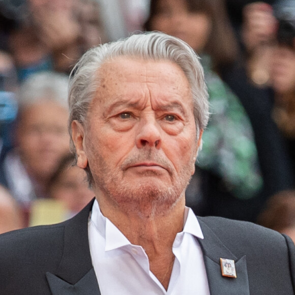 Alain Delon (avec un badge Paris Match d'une ancienne couverture du magazine titrant "Alain Delon, mes deux amours, Rosalie et Anouchka) - Montée des marches du film "A Hidden Life" lors du 72ème Festival International du Film de Cannes. Le 19 mai 2019 © Borde / Bestimage