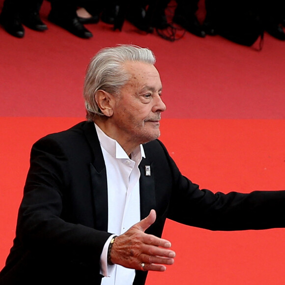 Alain Delon (avec un badge Paris Match d'une ancienne couverture du magazine titrant "Alain Delon, mes deux amours, Rosalie et Anouchka) - Montée des marches du film "A Hidden Life" lors du 72ème Festival International du Film de Cannes. Le 19 mai 2019 © Jacovides-Moreau / Bestimage