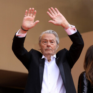 Alain Delon (avec un badge Paris Match d'une ancienne couverture du magazine titrant "Alain Delon, mes deux amours, Rosalie et Anouchka) - Montée des marches du film "A Hidden Life" lors du 72ème Festival International du Film de Cannes. Le 19 mai 2019 © Jacovides-Moreau / Bestimage